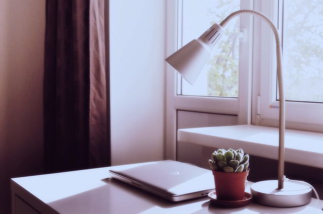 Lampka biurkowa to nie wszystko, czyli jak dobrać oświetlenie biurka